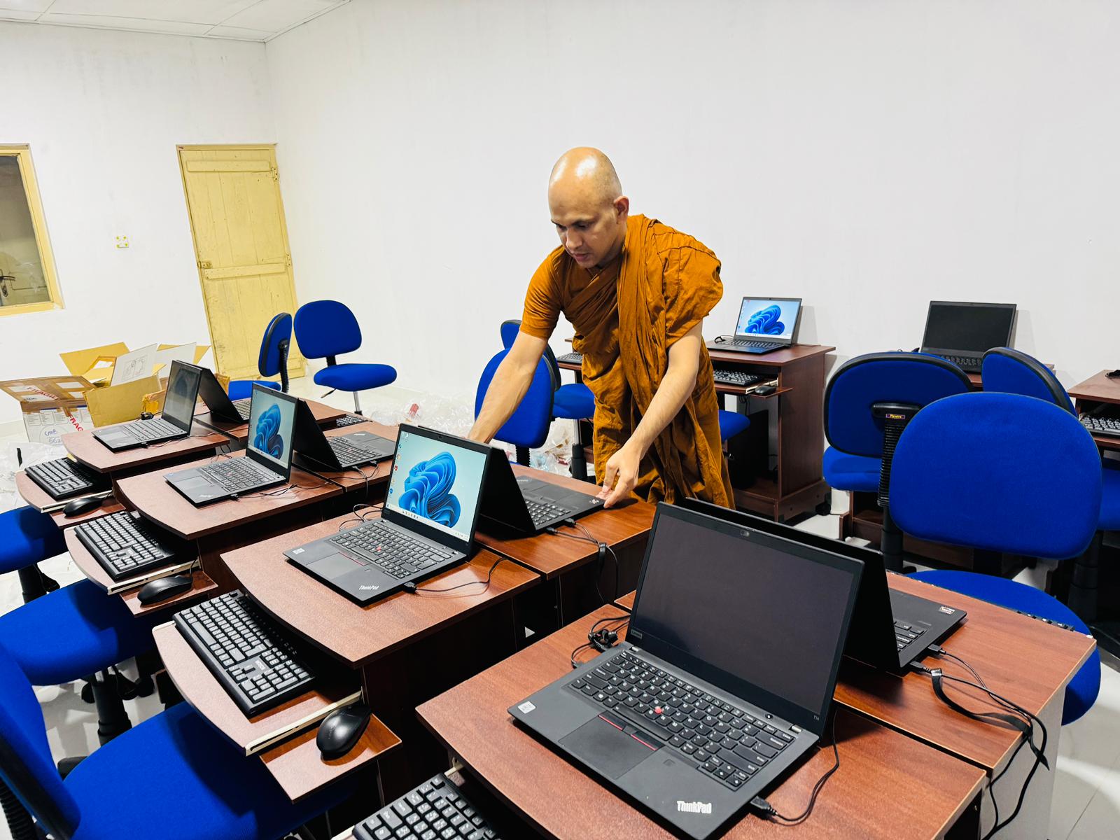 IT laboratory at Singhaba Piriwena